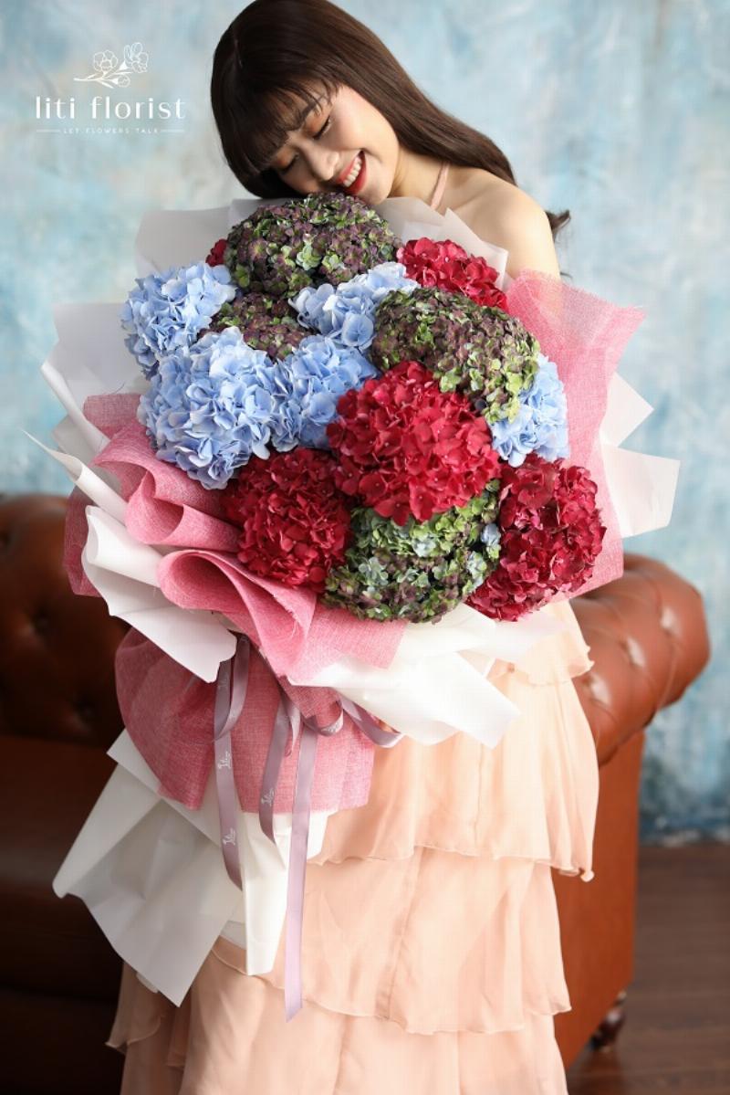 Hình ảnh một bó hoa hồng đỏ tươi tắn, sang trọng, món quà ý nghĩa để chúc mừng sinh nhật vợ